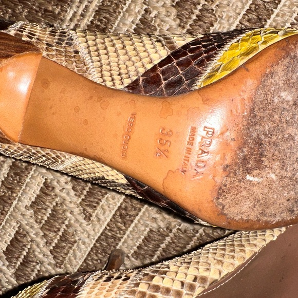 Women’s PRADA snake skin pumps size 35.5. These shoes are worn - Picture 4 of 4